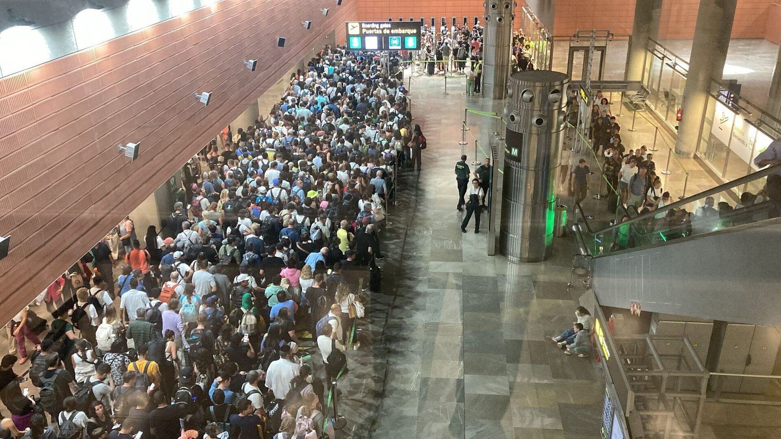 largas-colas-en-la-t4-de-barajas-por-falta-de-policias-en-plena-operacion-salida