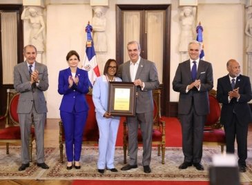 maestra-de-santiago-recibe-el-maximo-reconocimiento-en-el-premio-a-la-excelencia-magisterial-2025