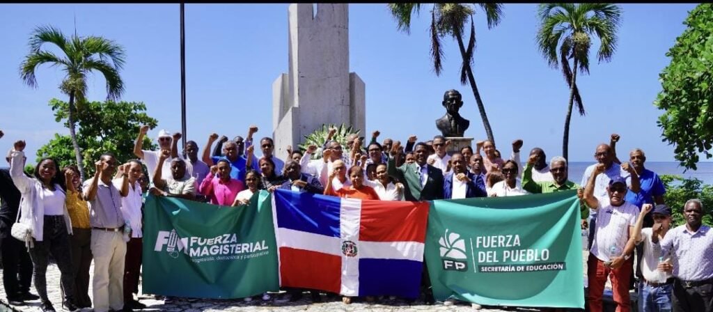 maestros-de-la-fuerza-del-pueblo-rinden-tributo-a-juan-bosch-por-el-dia-del-maestro