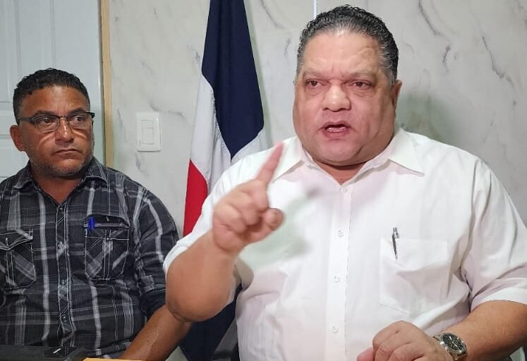 mario diaz con dedo