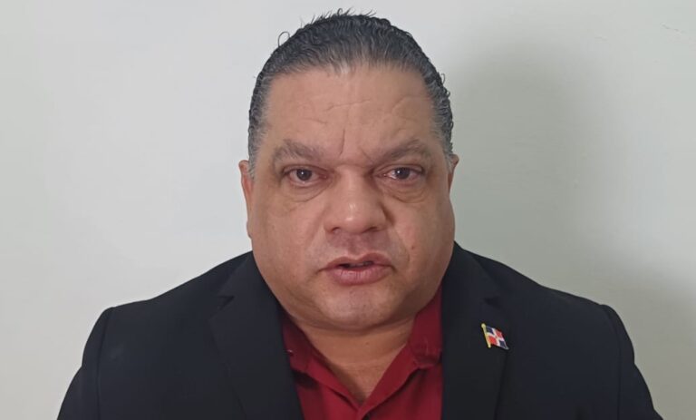 mario diaz con insignia