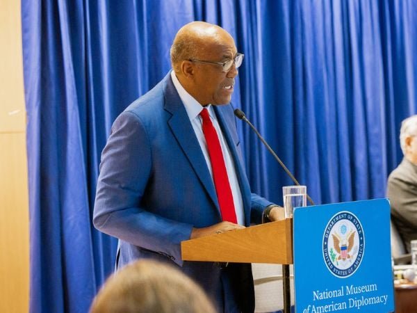 ministro-almonte-en-washington-para-acelerar-transicion-energetica