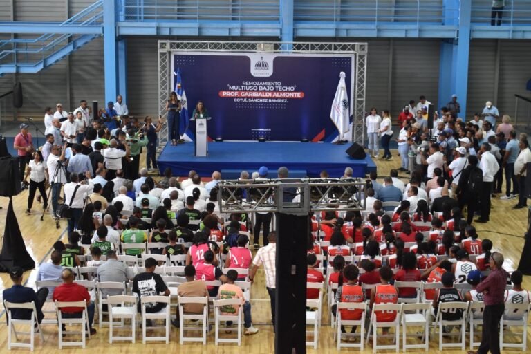 ministro-kelvin-cruz-entrega-multiuso-garibaldi-almonte-de-cotui-totalmente-remozado