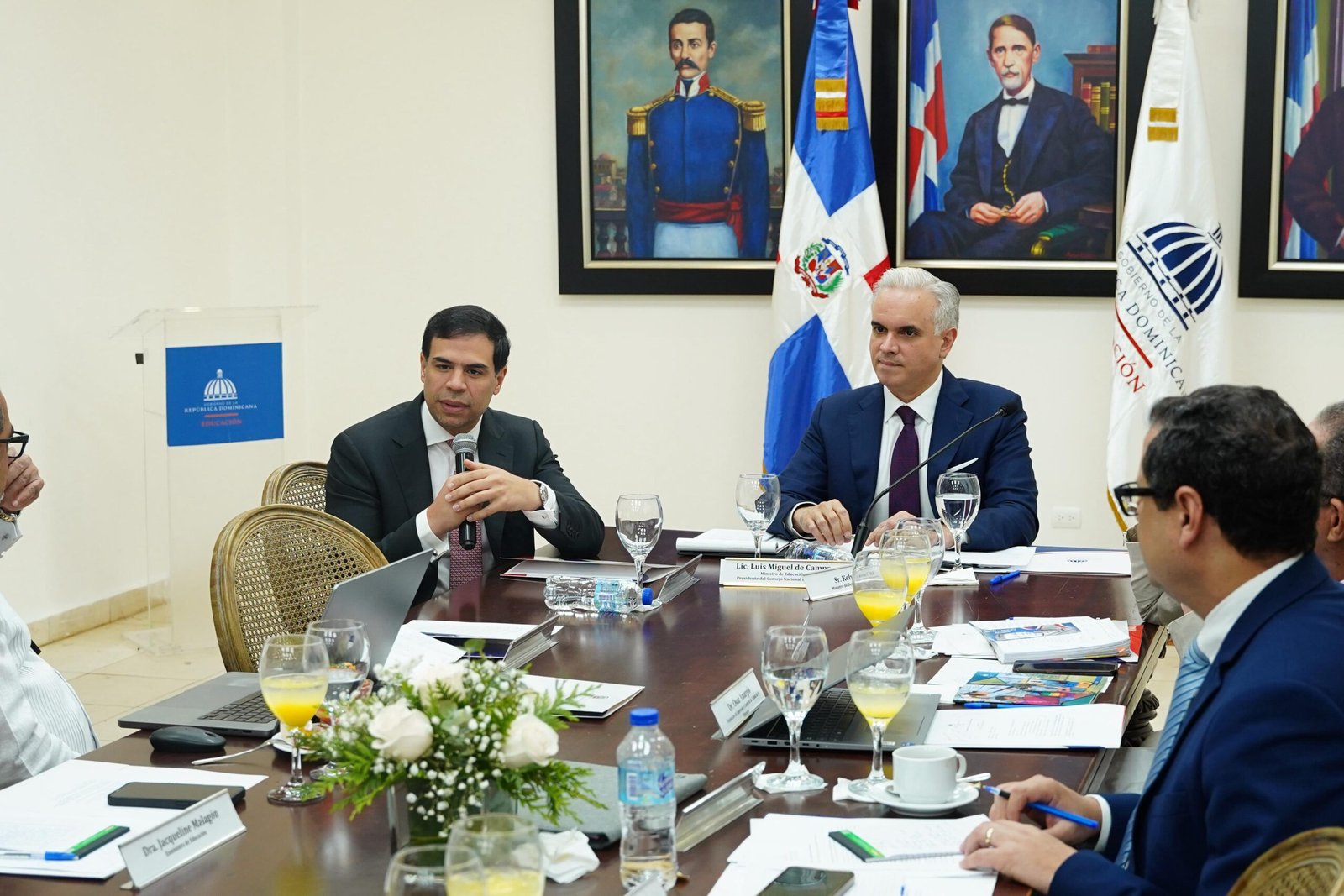 ministro-roberto-angel-presenta-el-poder-de-las-buenas-palabras-ante-consejo-nacional-de-educacion