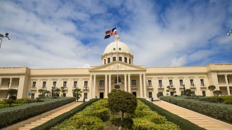 palacio con bandera