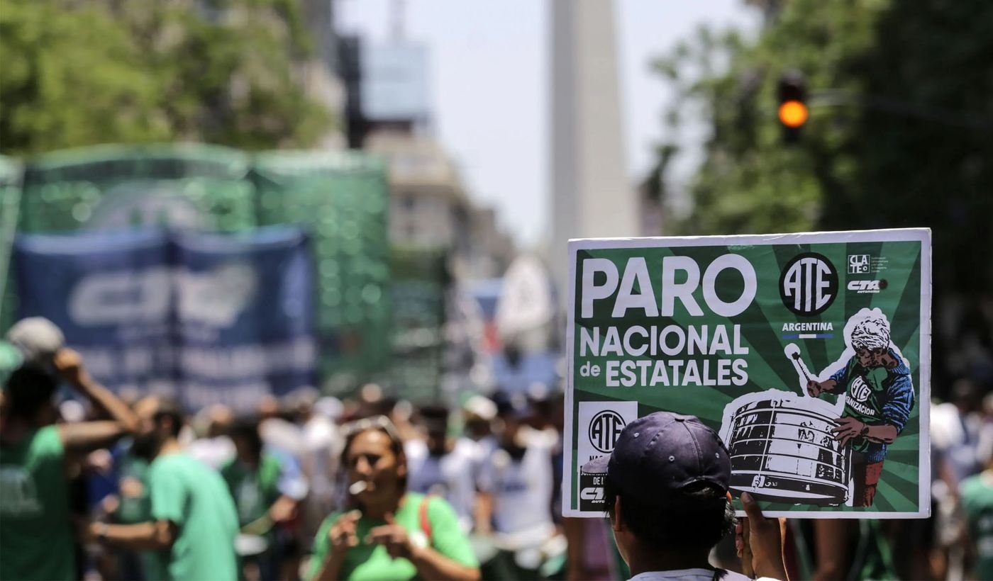 paro-masivo-en-argentina-por-estatales-despedidos
