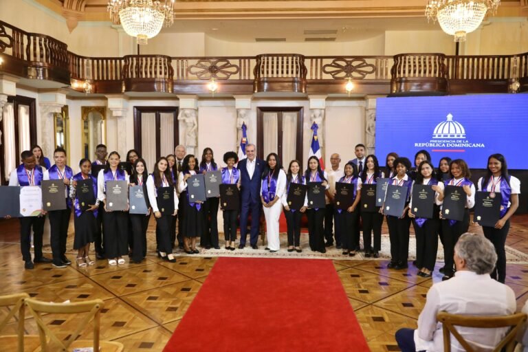 presidente-abinader-entrega-galardon-diploma-de-maxima-excelencia-a-150-estudiantes-de-las-18-regionales-de-educacion-del-pais