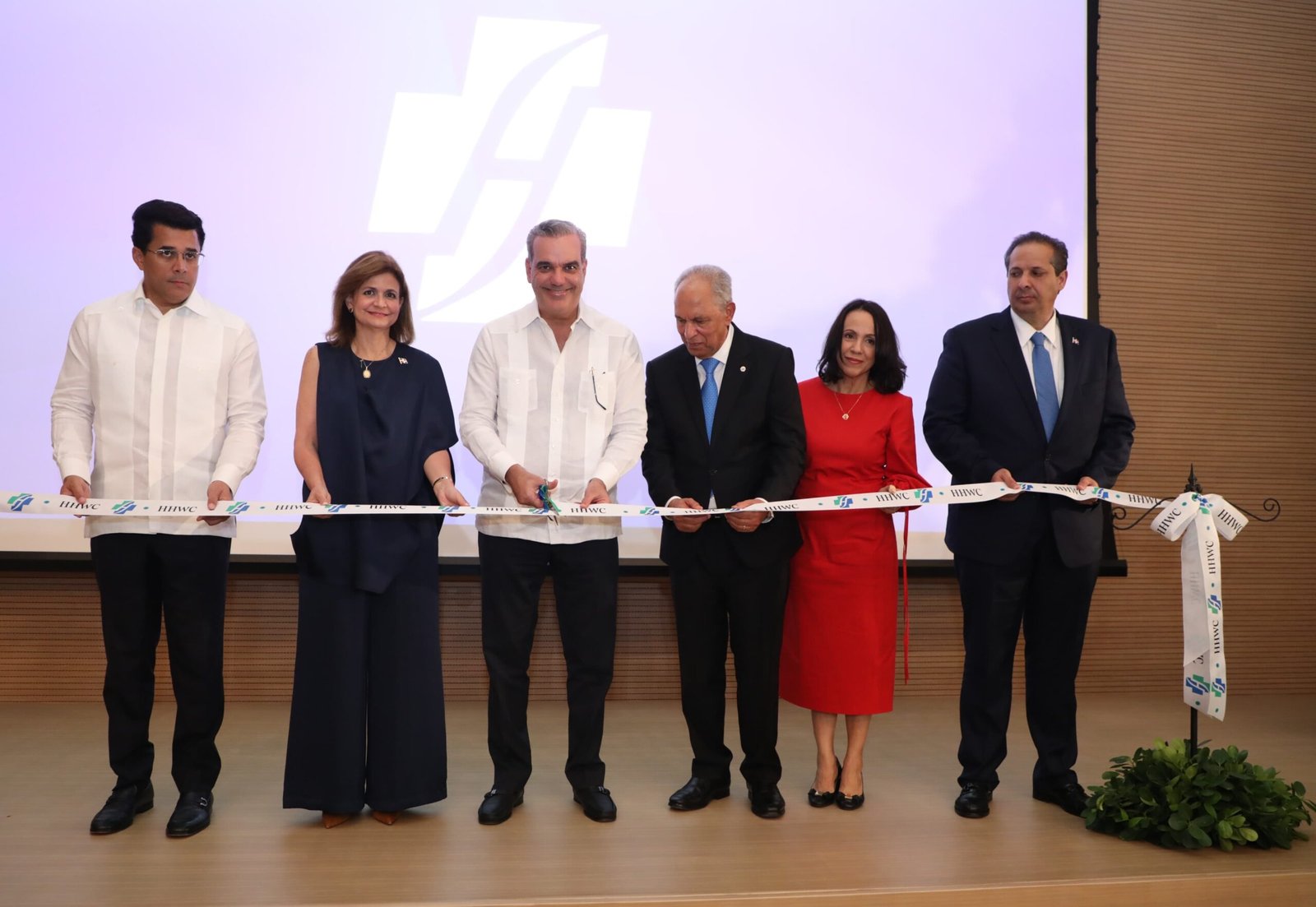 presidente-abinader-inaugura-health-and-wellness-center-del-homs