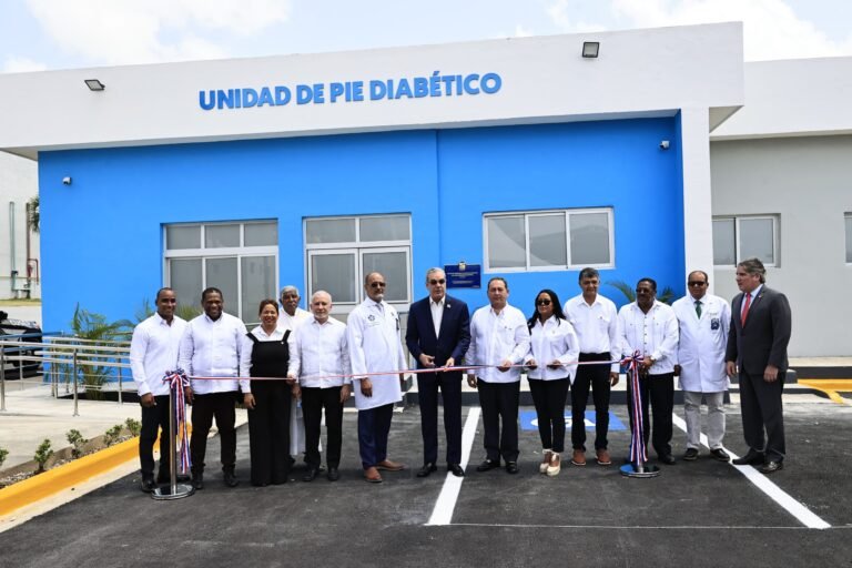 presidente-abinader-inaugura-unidad-pie-de-diabetico-en-hospital-marcelino-velez-santana-en-herrera