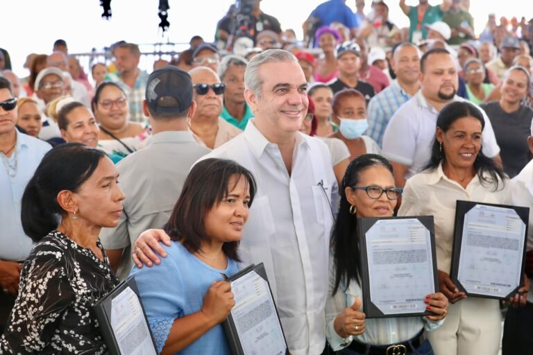 presidente-abinader-sigue-entregando-titulos-de-propiedad-a-familias-necesitadas