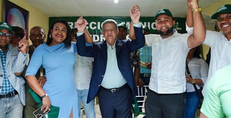 regidor-prm-galvez-y-otros-dirigentes-se-juramentan-en-fuerza-del-pueblo-con-leonel