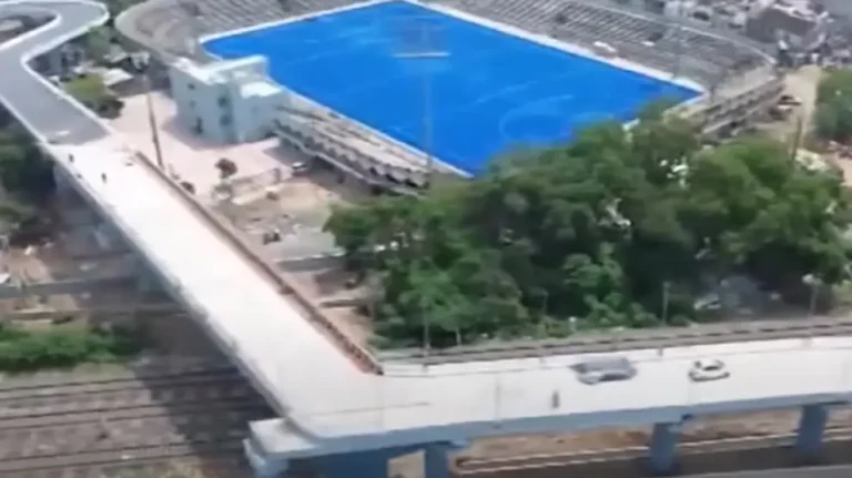 siete-ingenieros-son-suspendidos-por-realizar-un-puente-ferroviario-con-una-insolita-curva-de-90-grados