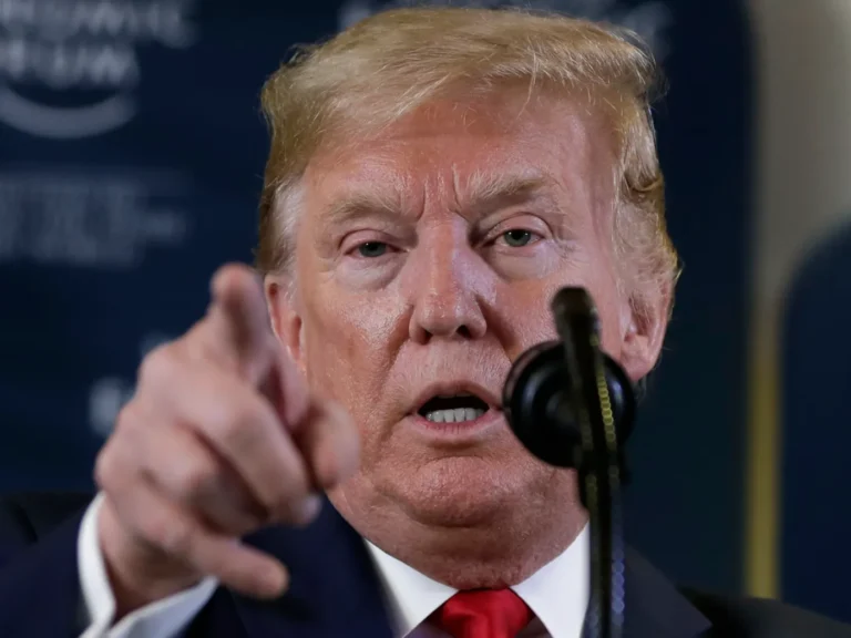 trump dedo y microfono