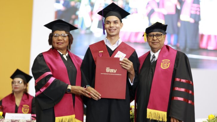 unev-recinto-santiago-gradua-404-nuevos-profesionales-con-un-llamado-a-la-integridad