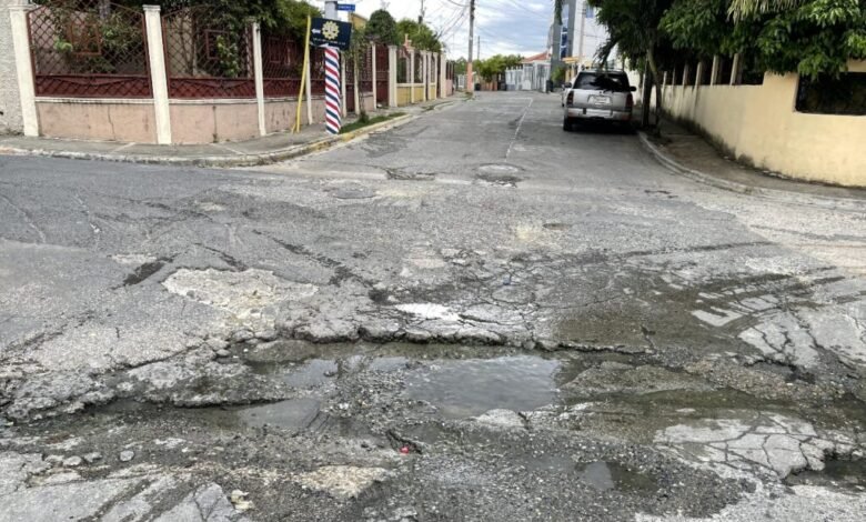 vecinos-de-dorado-iii-reclaman-mas-de-una-decada-sin-luz-estable-calles-deterioradas-y-aguas-negras