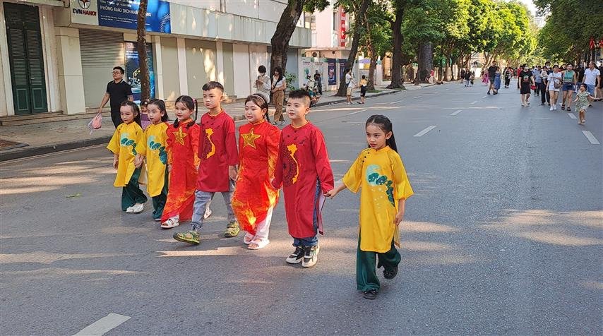 vietnam-se-viste-de-rojo-y-festeja-liberacion-del-sur-y-reunificacion