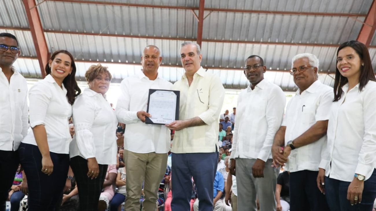 abinader entrega mas titulo