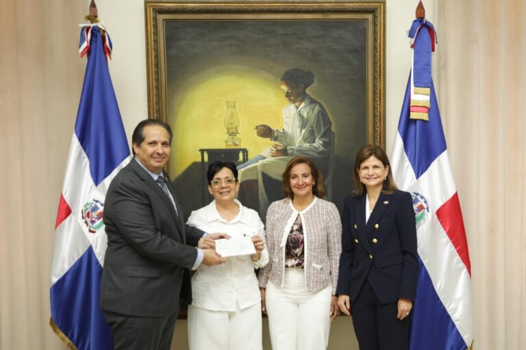 entregando cheque
