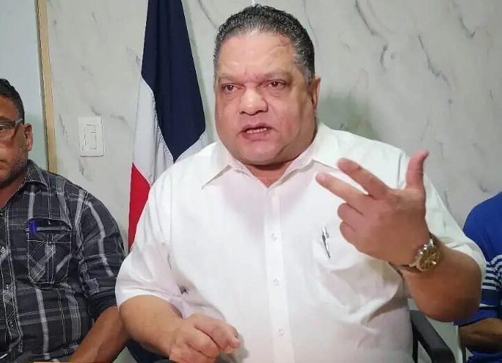 mario diaz con camisa blanca