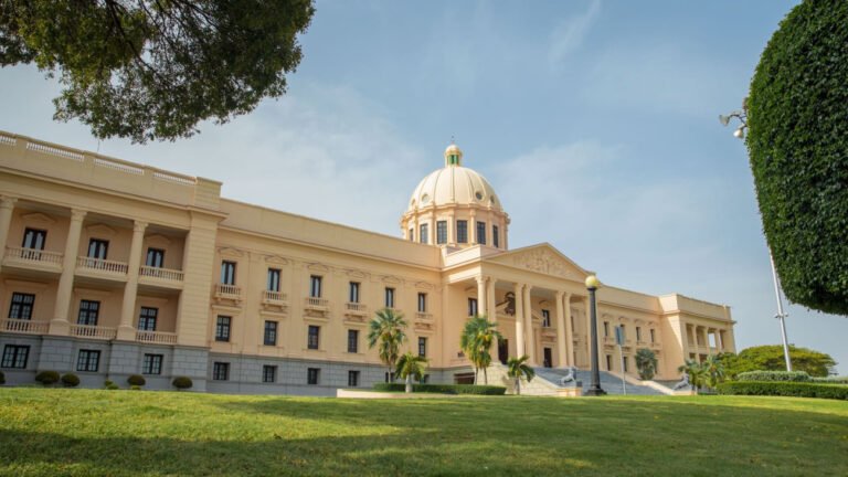 palacio nacional con cesped