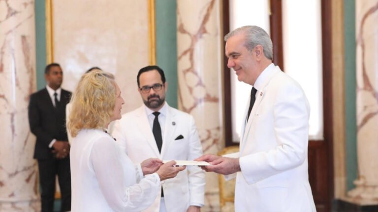 presentan credenciales kenia y polonia