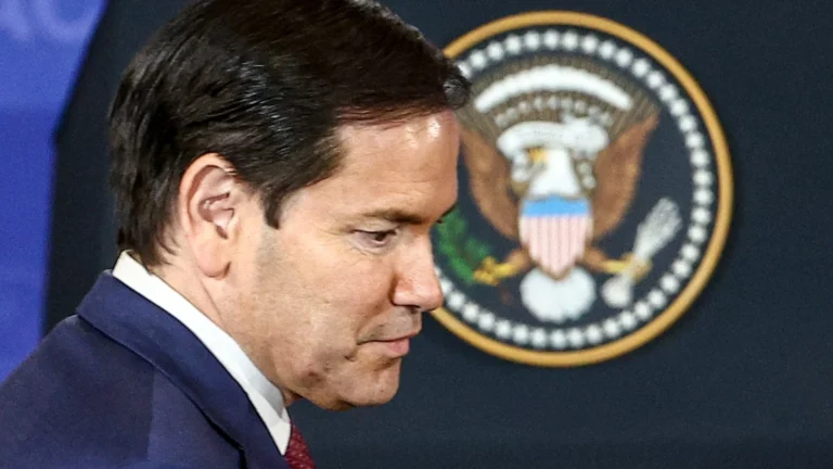 sanciona a cuatro mas