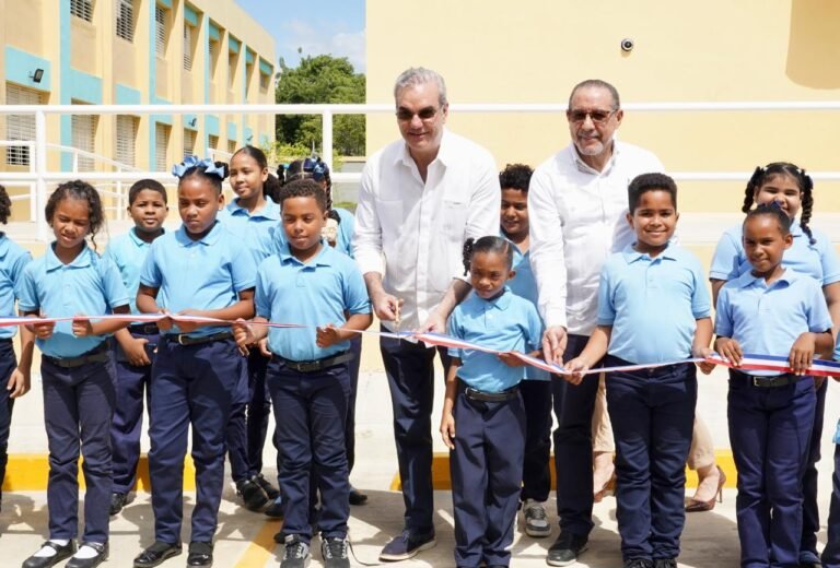 abinader inaugura dos escuelas
