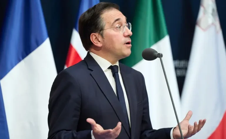 albares ve factible expulsar