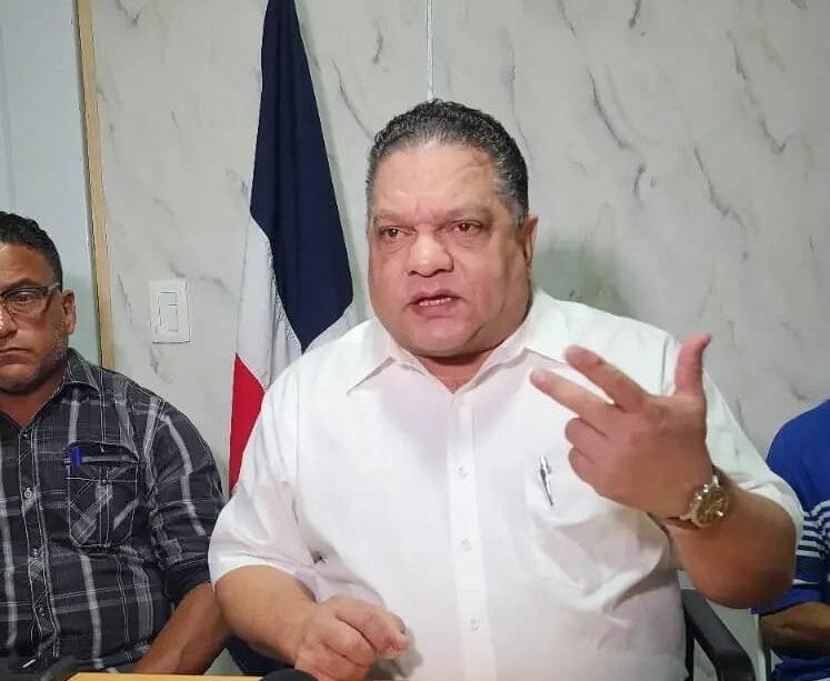 mario diaz con camisa blanca