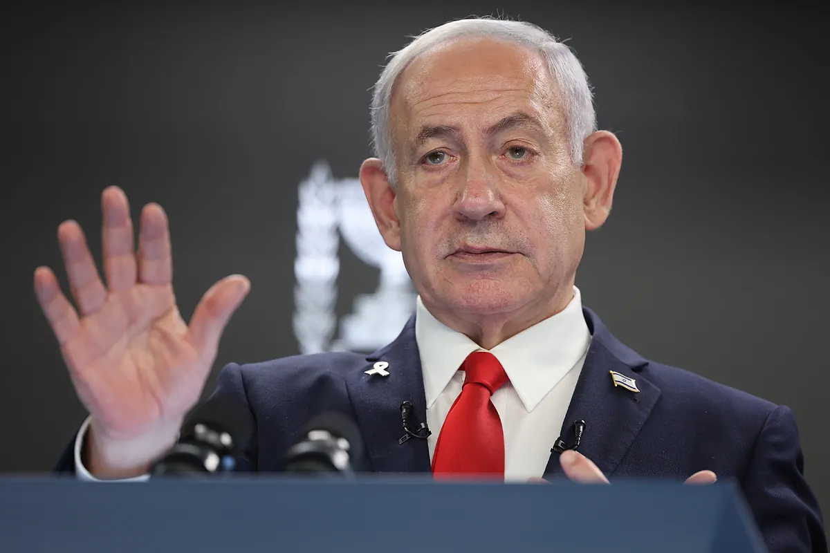 netanyahu con mano