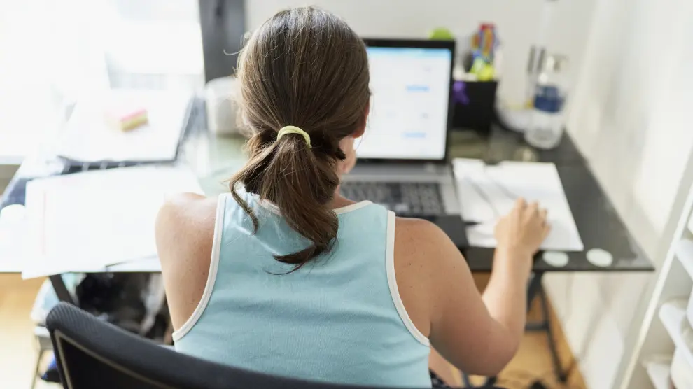 una-mujer-trabajando-en-una-oficina