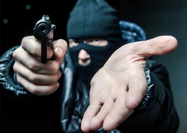 A punta de pistola atracan mujer