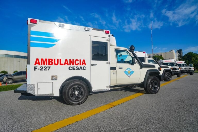 MIDE entrega ambulancias