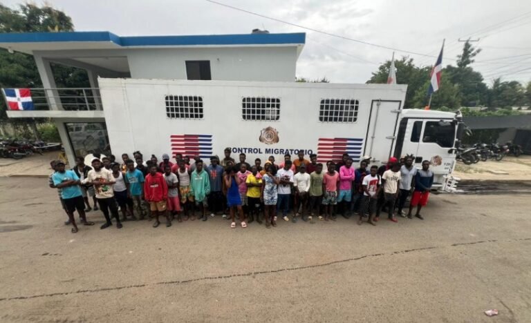 ejercito detiene 73 haitianos