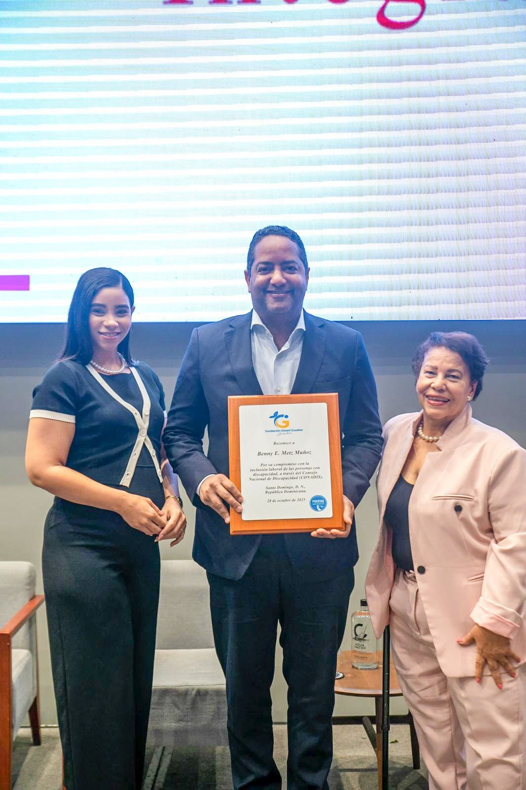 fundacion reconoce a benny metz