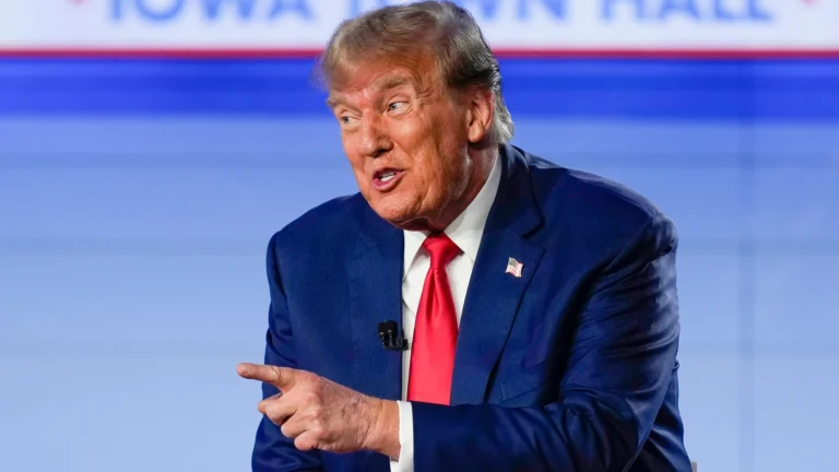 trump apuntando con el dedo