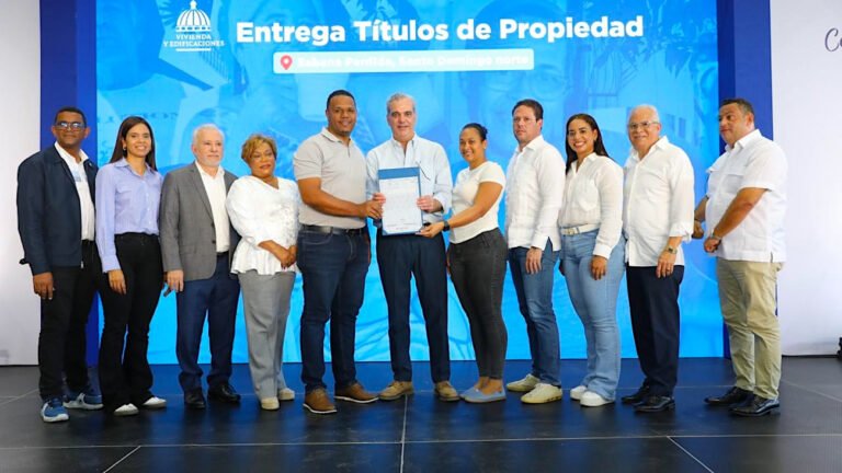 abinader entrega titulos