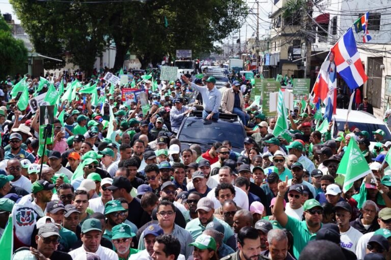 miles-acompanan-a-leonel-en-marcha-contra-la-carestia-de-la-vida