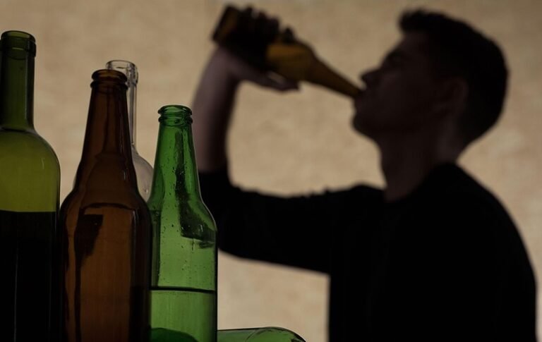 Consumo alcohol entre adolescentes NYC aumentó en 2025; figuran dominicanos