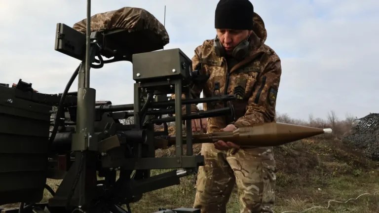 atacando con cientos de drones