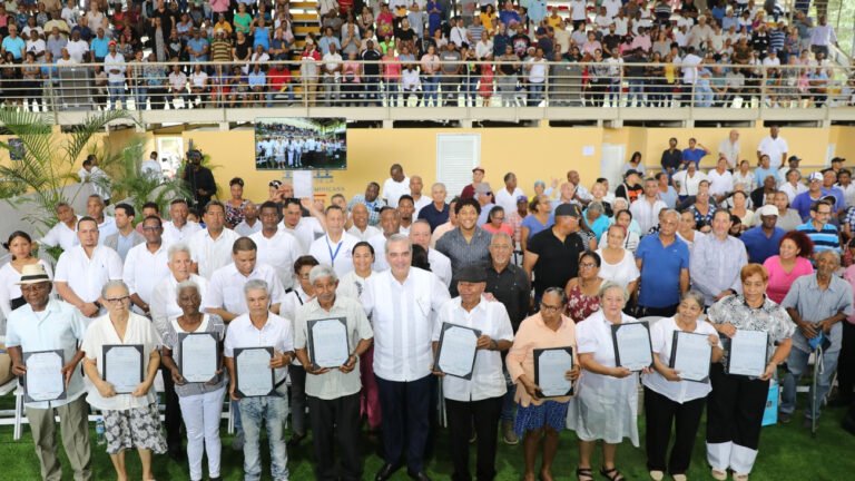 entrega titulos en pueblo nuevo