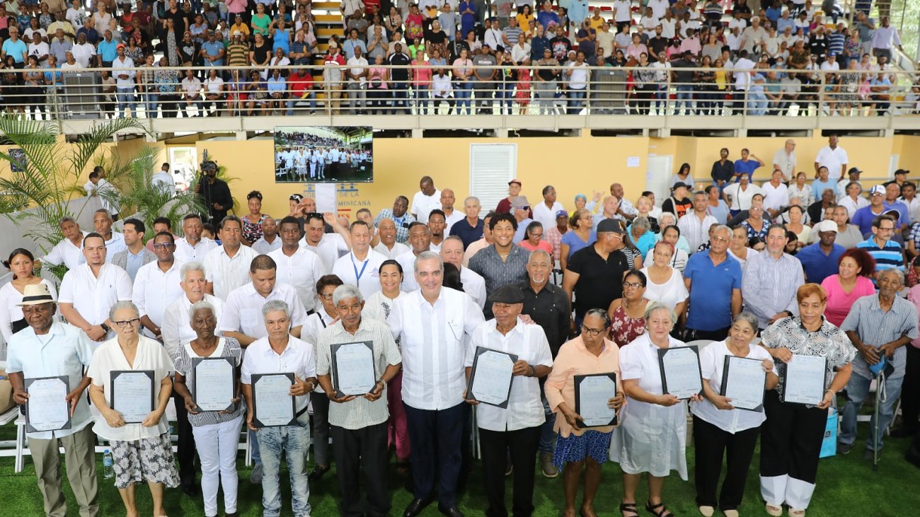 entrega titulos en pueblo nuevo