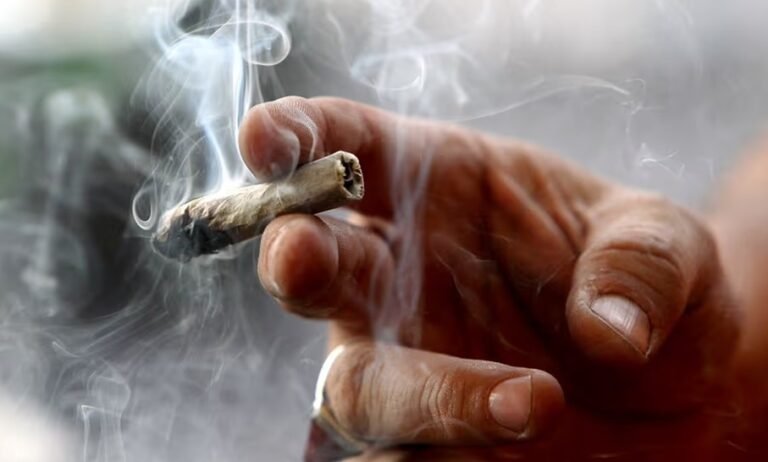 Ante tormenta neoyorkinos acudieron en masa a comprar marihuana en tiendas legales