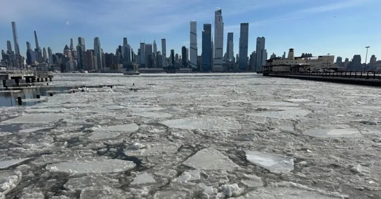 Caudaloso, profundo y navegable río Hudson NY sigue congelado