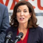 Gobernadora NY anuncia reducción costo seguros de autos