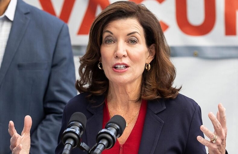 Gobernadora NY anuncia reducción costo seguros de autos