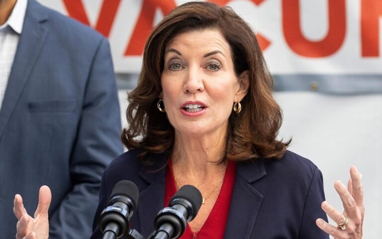 Hispanos apoyan gobernadora NY sobre legislación obligaría ICE presenter orden judicial en lugares sensibles