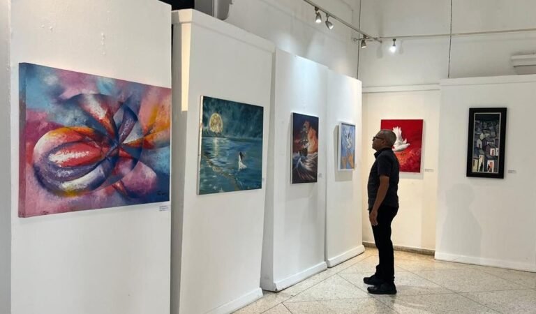 Vista de la exposición Another world is possible forever of peace