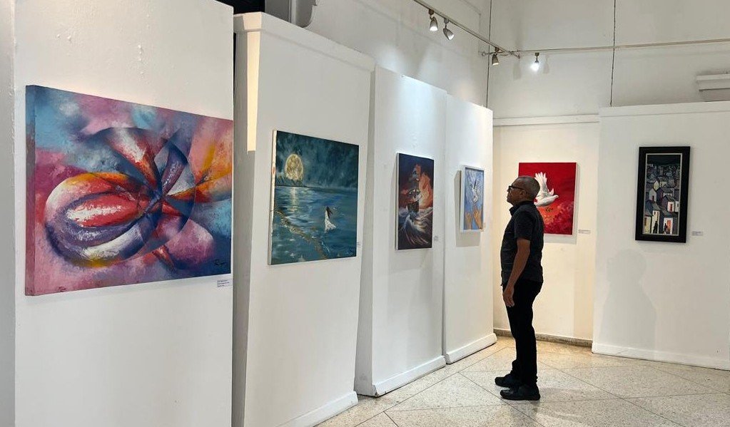 Vista de la exposición Another world is possible forever of peace