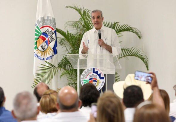 abinader becas loyola